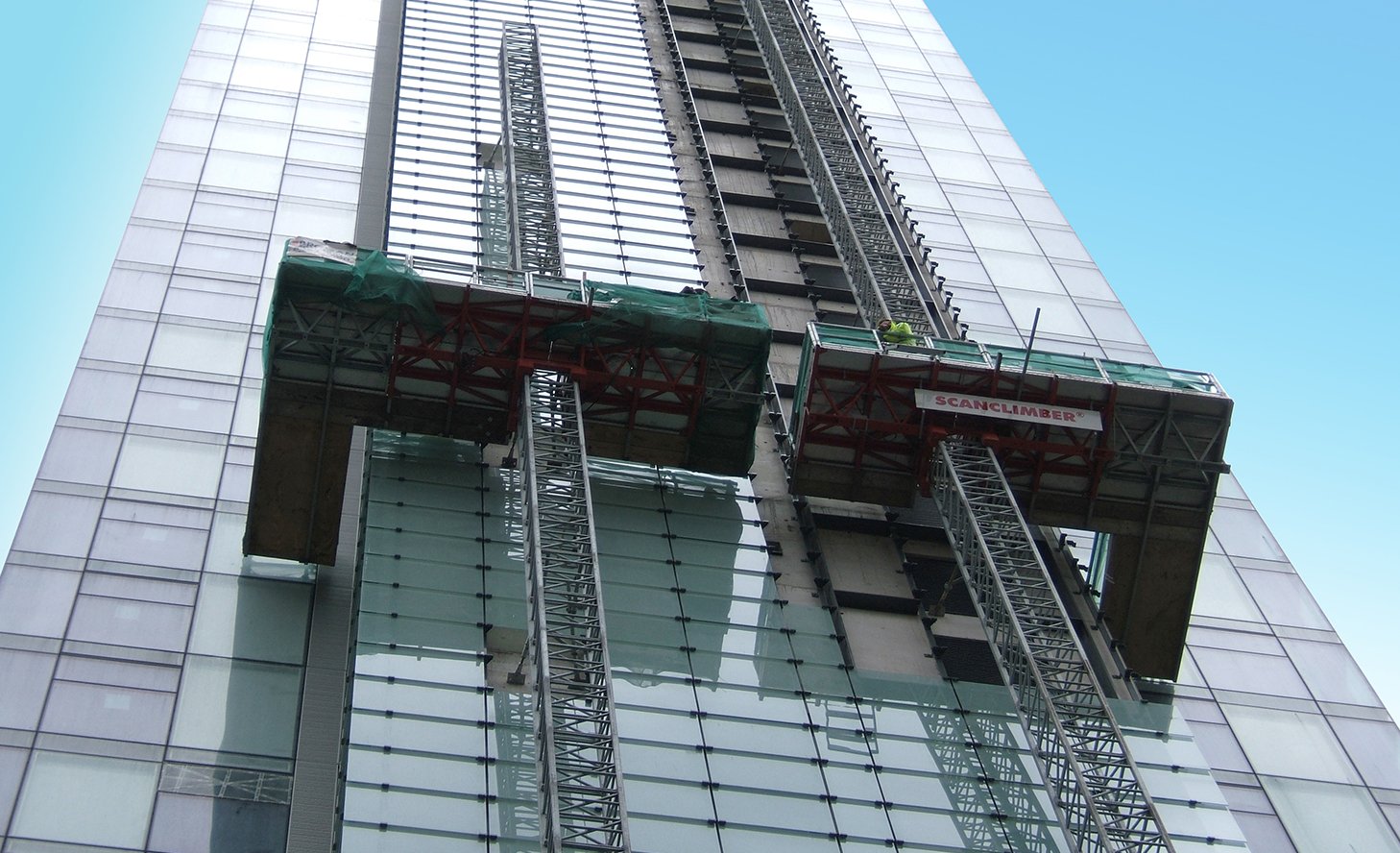 Mast climber
